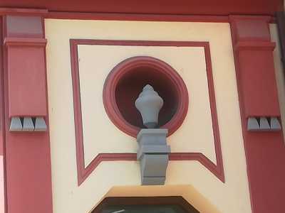 Quest�ultima forma � richiamata dagli architravi che sormontano gli stipiti dei portoni con finestre ovali a nicchietta e motivi ornamentali